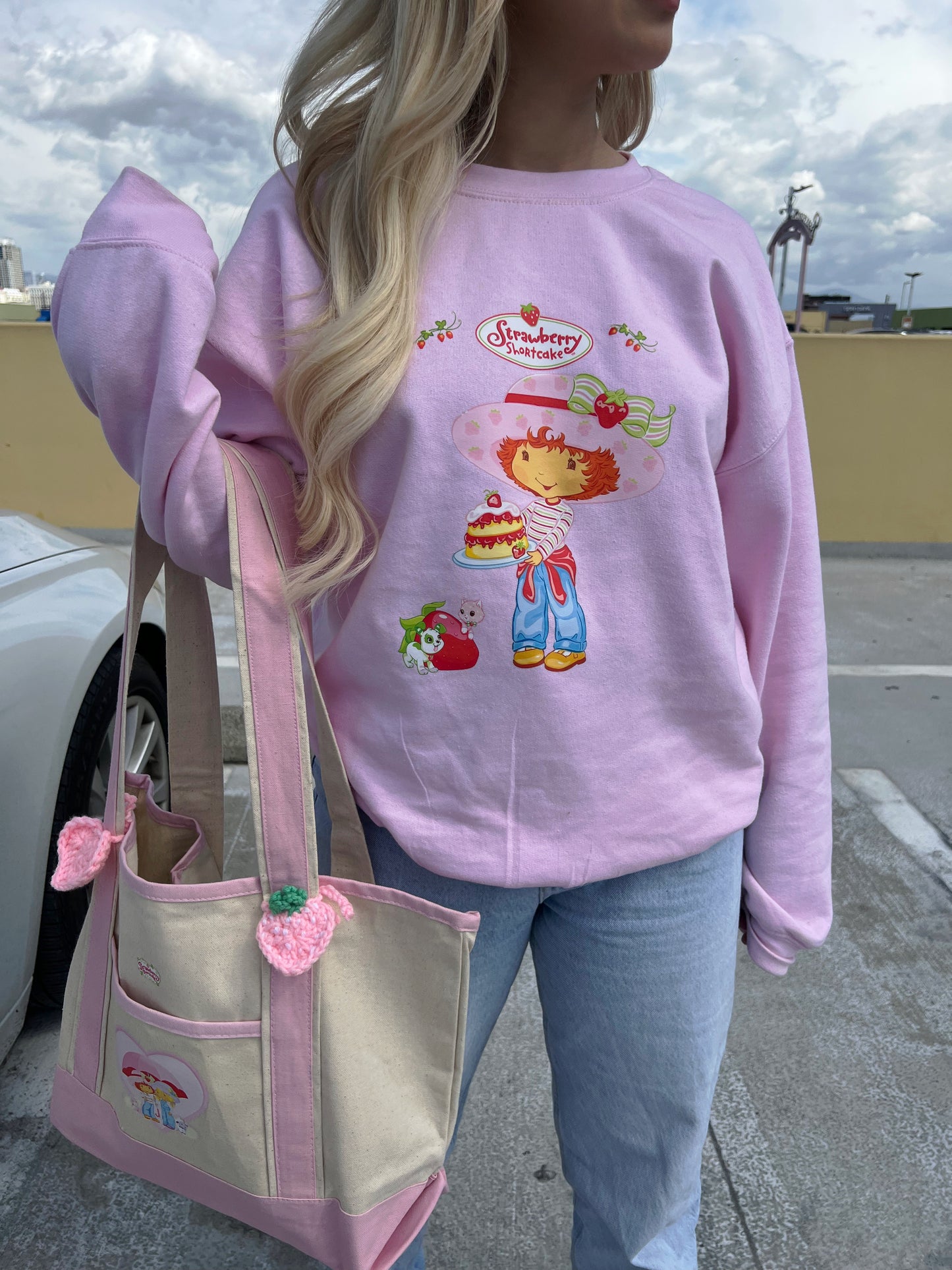 strawberry shortcake bakes crewneck - baby pink